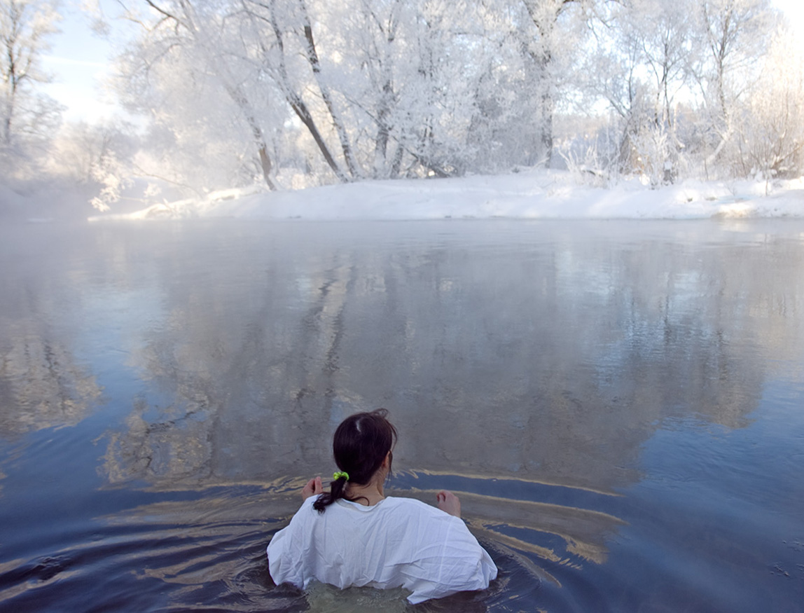 Резкий воздух омыл лицо холодной водой сон. Крещение Водокрес. Крещение природа. Крещенские Морозы. Крещение в лесу.